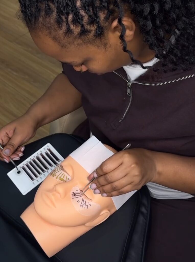 A big congratulations to Blessing (@blux_estudio for completing her 1:1 Beginner Lash Training.